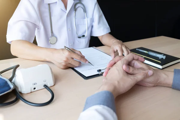 Paciente Sênior Tendo Escuta Consulta Com Médico Hospital Conceitos Médicos — Fotografia de Stock