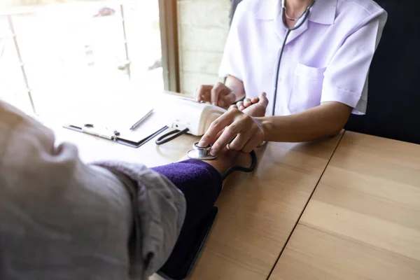 Primer Plano Del Médico Está Midiendo Sangre Hombre Presión Brazo — Foto de Stock