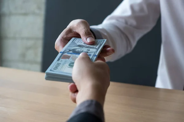 İş adamı ofisteki başka bir işadamından rüşvet alıyor, rüşvet ve yolsuzluk kavramı.