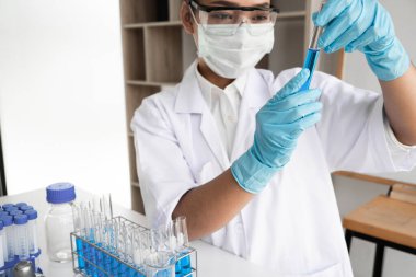 Kadın bilim adamları laboratuvar, bilim konsepti, virüs ve kimyasal deneyler yapıyorlar..