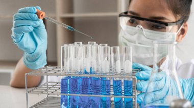 Kadın bilim adamları laboratuvar, bilim konsepti, virüs ve kimyasal deneyler yapıyorlar..