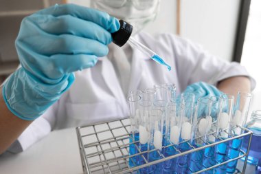 Kadın bilim adamları laboratuvar, bilim konsepti, virüs ve kimyasal deneyler yapıyorlar..