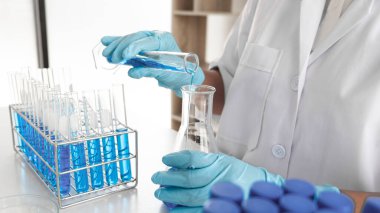 Kadın bilim adamları laboratuvar, bilim konsepti, virüs ve kimyasal deneyler yapıyorlar..