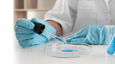 Kadın bilim adamları laboratuvar, bilim konsepti, virüs ve kimyasal deneyler yapıyorlar..