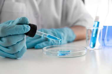 Kadın bilim adamları laboratuvar, bilim konsepti, virüs ve kimyasal deneyler yapıyorlar..