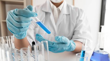 Kadın bilim adamları laboratuvar, bilim konsepti, virüs ve kimyasal deneyler yapıyorlar..