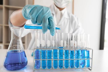 Kadın bilim adamları laboratuvar, bilim konsepti, virüs ve kimyasal deneyler yapıyorlar..
