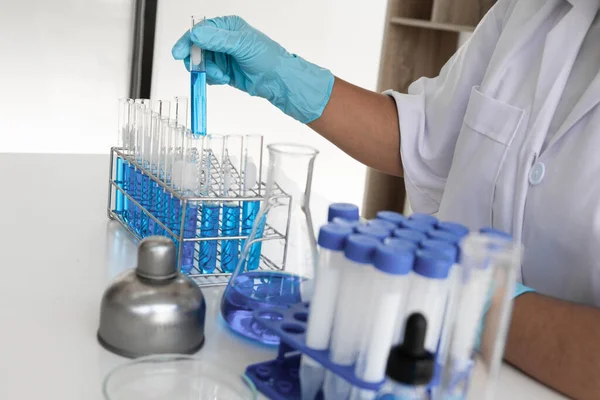 Kadın bilim adamları laboratuvar, bilim konsepti, virüs ve kimyasal deneyler yapıyorlar..