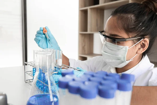 Vrouwelijke Wetenschapper Experimenteert Het Laboratorium Wetenschappelijk Concept Virus Chemische — Stockfoto