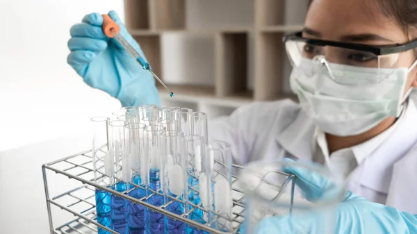 女科学家正在实验室 科学概念 化学等方面进行实验 — 图库照片