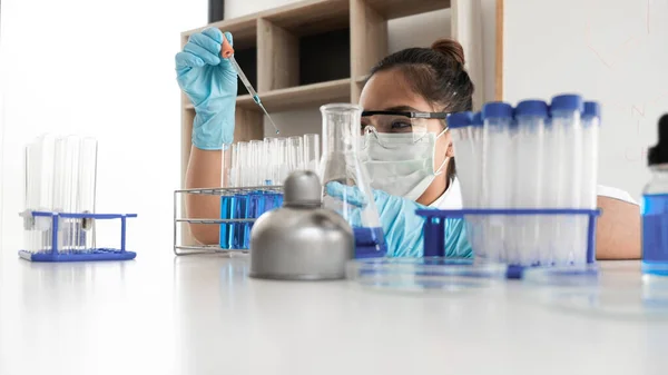 Kadın bilim adamları laboratuvar, bilim konsepti, virüs ve kimyasal deneyler yapıyorlar..