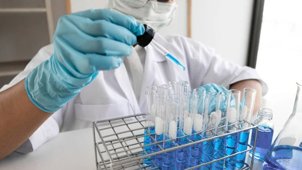 Женщины Ученые Экспериментируют Лаборатории Концепции Науки Вирусе Химии — стоковое фото