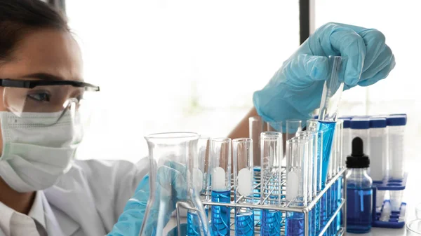 Vrouwelijke Wetenschapper Experimenteert Het Laboratorium Wetenschappelijk Concept Virus Chemische — Stockfoto