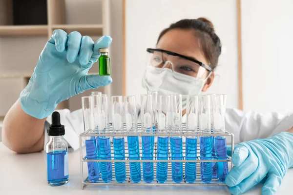 女科学家正在实验室 科学概念 化学等方面进行实验 — 图库照片
