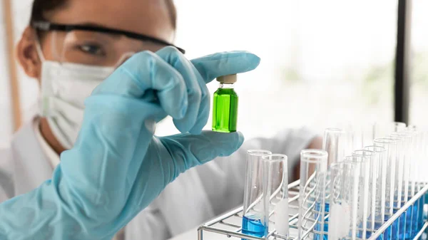Женщины Ученые Экспериментируют Лаборатории Концепции Науки Вирусе Химии — стоковое фото