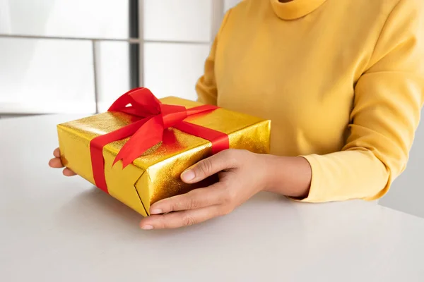 Mulher Segurando Uma Caixa Presente Aniversário Natal Conceito Dia Dos — Fotografia de Stock