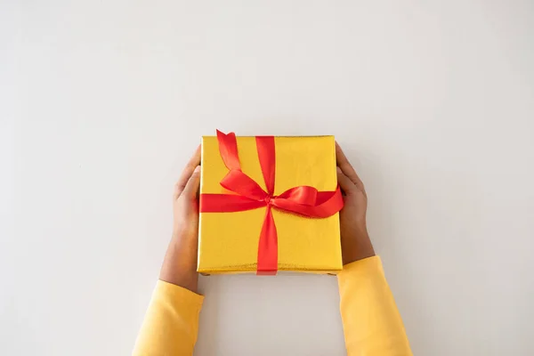 Mulher Segurando Uma Caixa Presente Aniversário Natal Conceito Dia Dos — Fotografia de Stock