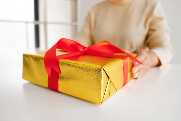 Mulher Segurando Uma Caixa Presente Aniversário Natal Conceito Dia Dos — Fotografia de Stock