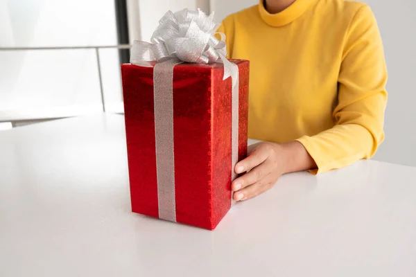 Mulher Segurando Uma Caixa Presente Aniversário Natal Conceito Dia Dos — Fotografia de Stock