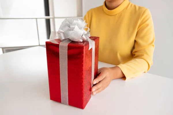 Mulher Segurando Uma Caixa Presente Aniversário Natal Conceito Dia Dos — Fotografia de Stock