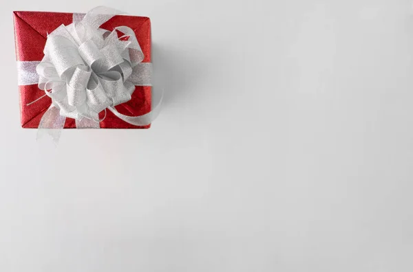 Uma Caixa Presente Mesa Branca Aniversário Natal Conceito Dia Dos — Fotografia de Stock