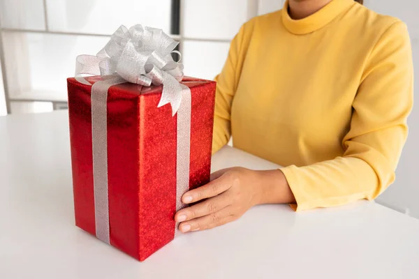 Mulher Segurando Uma Caixa Presente Aniversário Natal Conceito Dia Dos — Fotografia de Stock