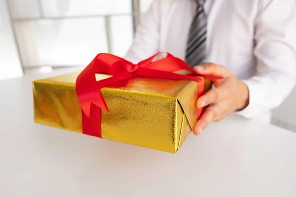 Homem Segurando Uma Caixa Presente Natal Dia Dos Namorados Conceito — Fotografia de Stock