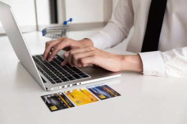 İnternetten alışveriş yapan, internetten alışveriş yapan bir adamın el bilgisayarı..