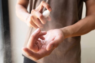 Virüsü sterilize etmek için el yapımı sprey alkol..