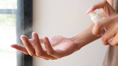 Virüsü sterilize etmek için el yapımı sprey alkol..