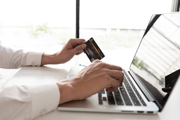 Mano Hombre Con Tarjeta Crédito Uso Cuaderno Compras Concepto Línea — Foto de Stock