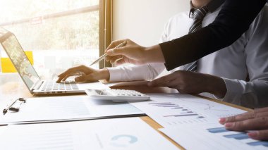 İki iş adamı ofis odasında iş stratejisi, iş görüşmeleri ve strateji planlama konularını tartışıyor.