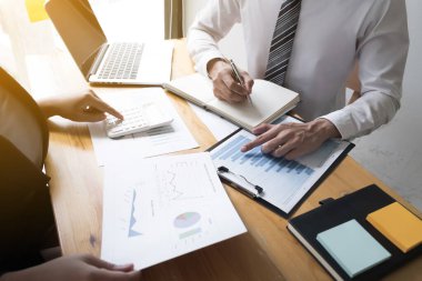 İki iş adamı ofis odasında iş grafiğini tartışıyor iş görüşmeleri ve strateji planlama konsepti.