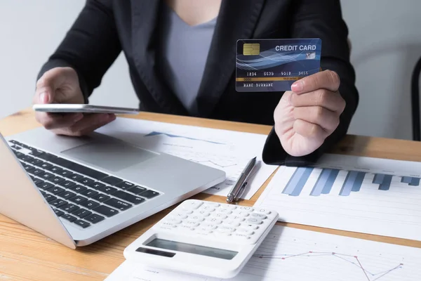 Mujer Negocios Utilizando Tarjeta Crédito Para Trabajo Sala Oficina Concepto — Foto de Stock