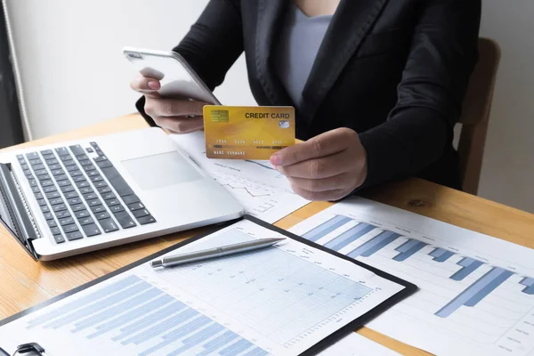 Mujer Negocios Utilizando Tarjeta Crédito Para Trabajo Sala Oficina Concepto — Foto de Stock