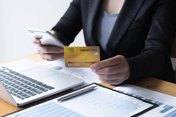 Femme Affaires Utilisant Carte Crédit Pour Travail Dans Salle Bureau — Photo