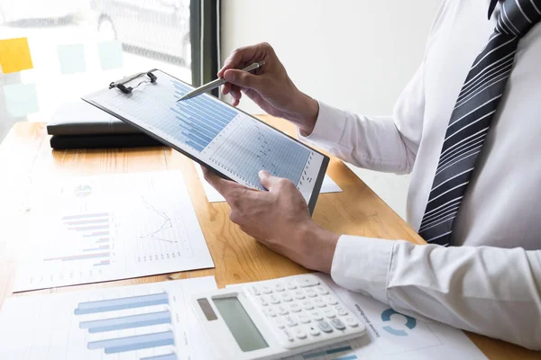 Hombre Negocios Está Analizando Los Planes Negocios Mesa Oficina Análisis —  Fotos de Stock