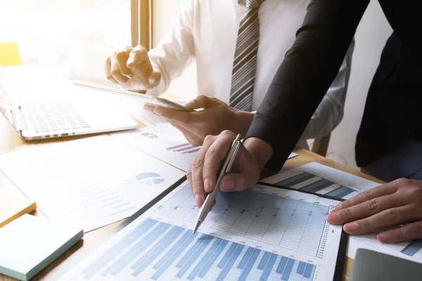 İki iş adamı ofis odasında iş grafiğini tartışıyor iş görüşmeleri ve strateji planlama konsepti.