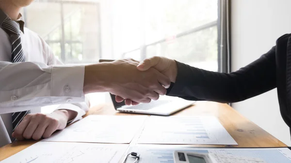 Empresarios Estrechando Mano Sala Oficina Etiqueta Negocios Enhorabuena Saludo Concepto — Foto de Stock