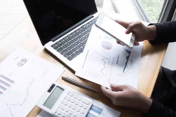 Mujer Negocios Está Discutiendo Sobre Gráfico Negocios Mesa Oficina Negocio Fotos De Stock