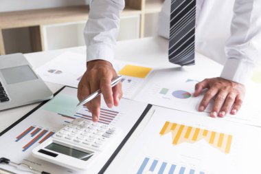 Ofis odasındaki masada hesap makinesi kullanan bir iş adamı. hesaplama hesaplaması, kavram.