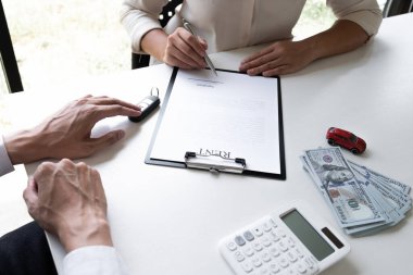 Müşteri araba kiralama anlaşmasını imzalıyor ve araba kiralama konseptini imzaladıktan sonra satıcıdan araba anahtarı alıyor..