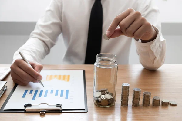 Empresario Poniendo Moneda Botella Vidrio Para Ahorrar Dinero Financiero Concepto — Foto de Stock