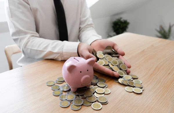 Empresário Segurando Moeda Ouro Financeira Economizar Conceito Dinheiro — Fotografia de Stock