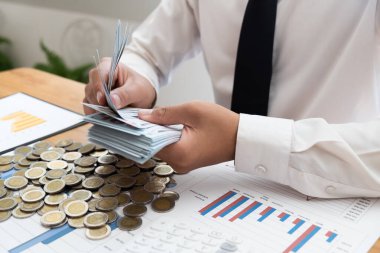 İşadamı para sayıyor ve rezerv parasını iş için kullanmayı planlıyor. finansal, muhasebe kavramı.
