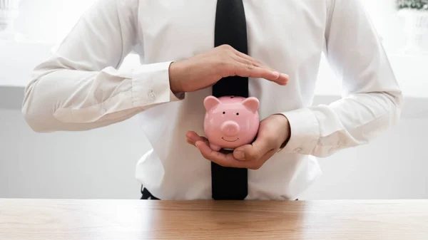 Empresário Proteger Poupança Porcos Nas Mãos Financeiro Economizar Conceito Dinheiro — Fotografia de Stock