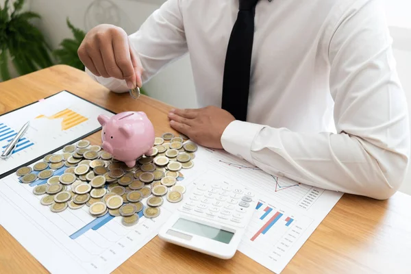 Empresario Poniendo Moneda Botella Vidrio Para Ahorrar Dinero Financiero Concepto —  Fotos de Stock