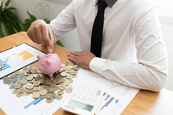 Empresario Poniendo Moneda Botella Vidrio Para Ahorrar Dinero Financiero Concepto — Foto de Stock