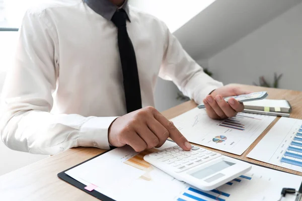 İşadamı parayı hesaplıyor ve rezerv parasını iş için kullanmayı planlıyor. finansal, muhasebe kavramı.