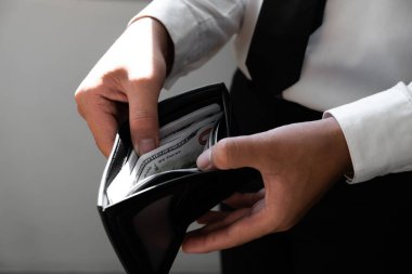 İş adamı siyah cüzdanı açıyor, rezerv para kavramı.